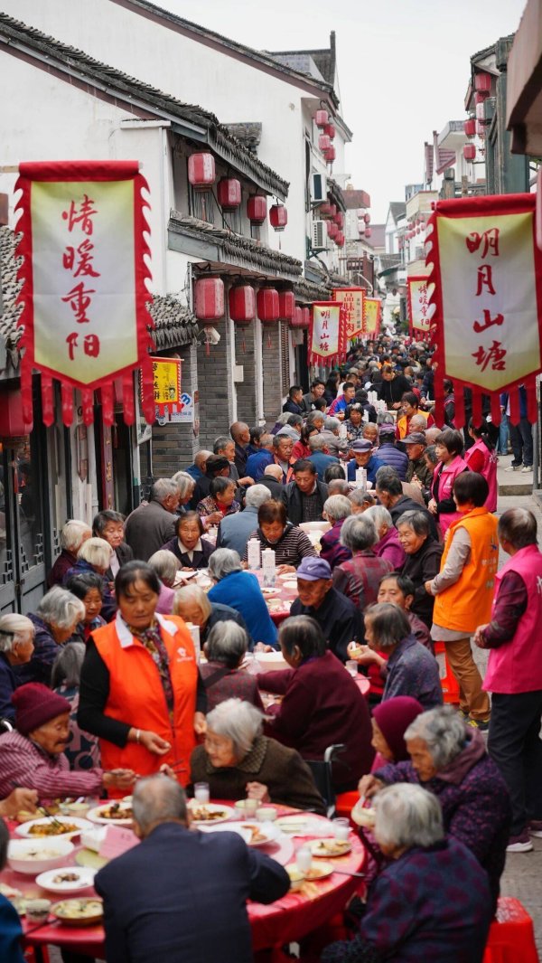 钱程策略 重阳佳节来临之际，沪浙300多位老人一起过节！